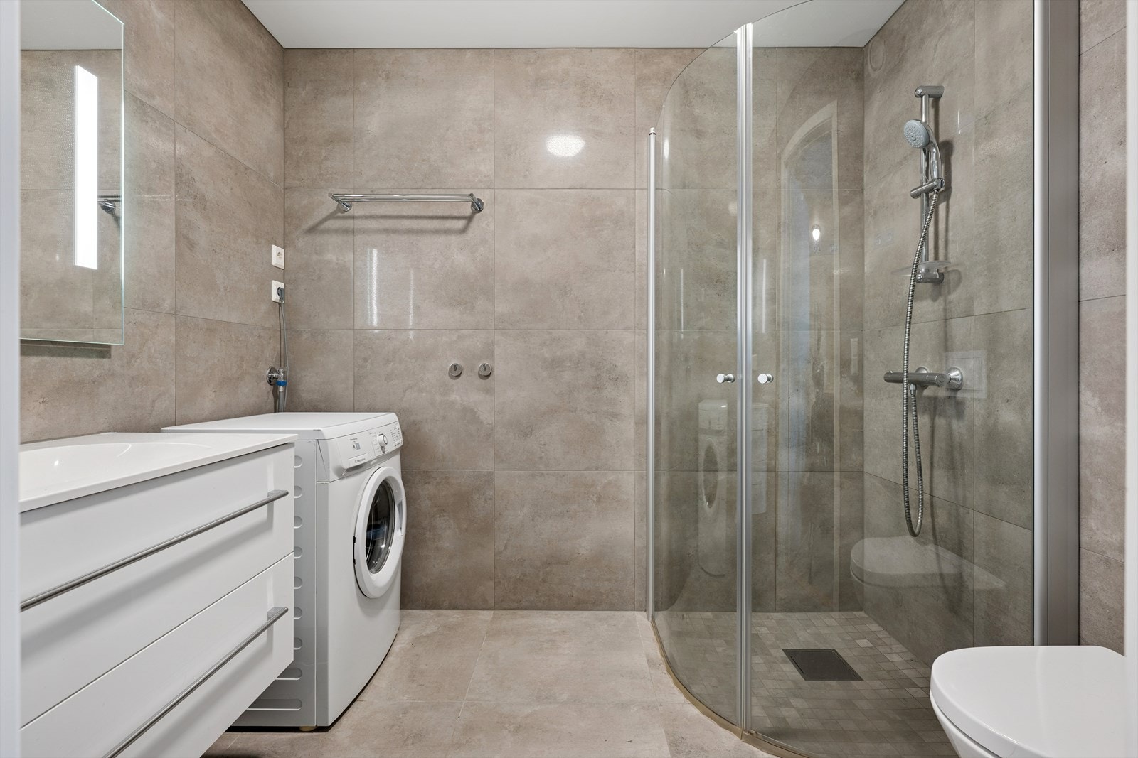 Bad med opplegg for vaskemaskin Galleribilde