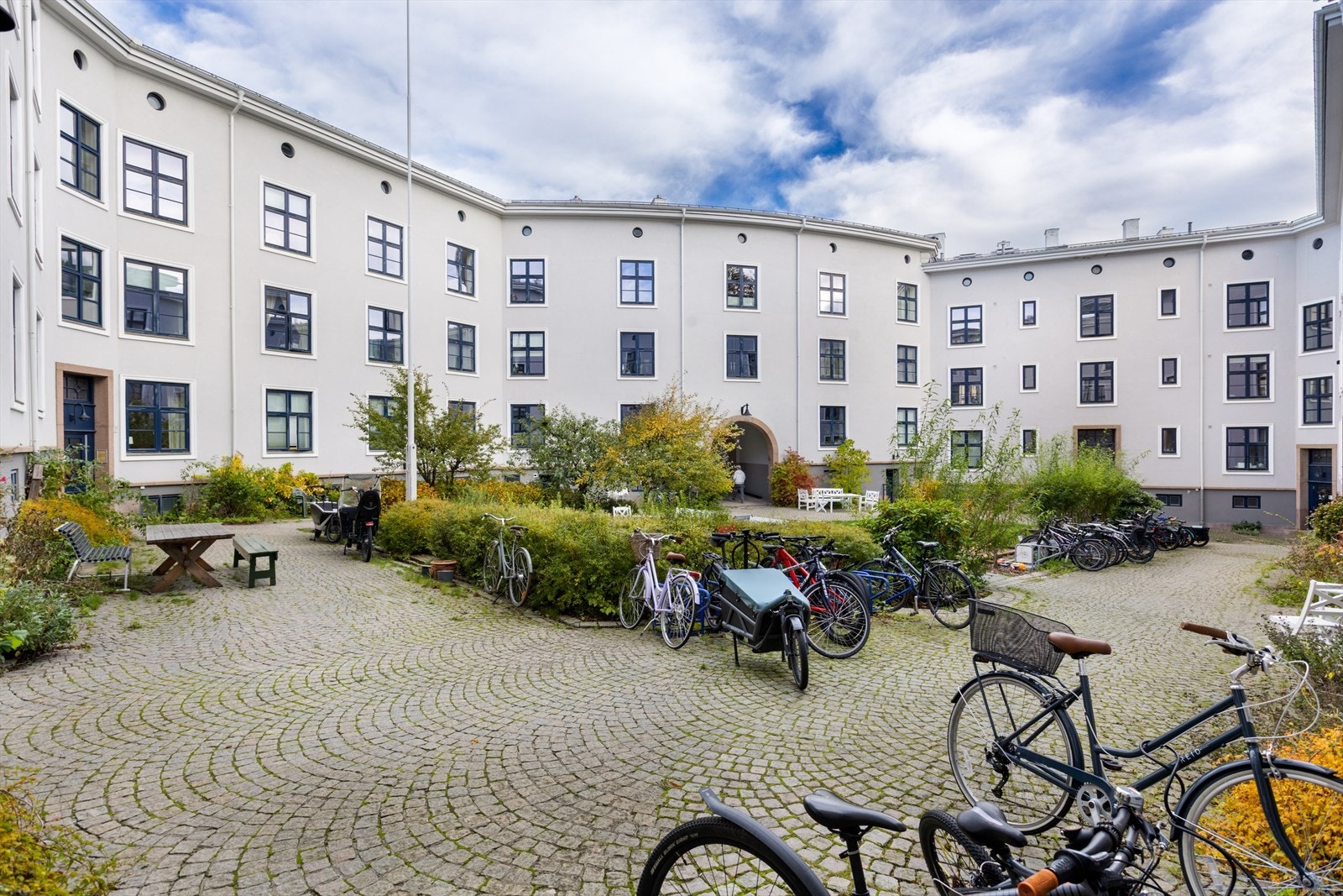 Veletablert sameie med rolig bakgård. Galleribilde