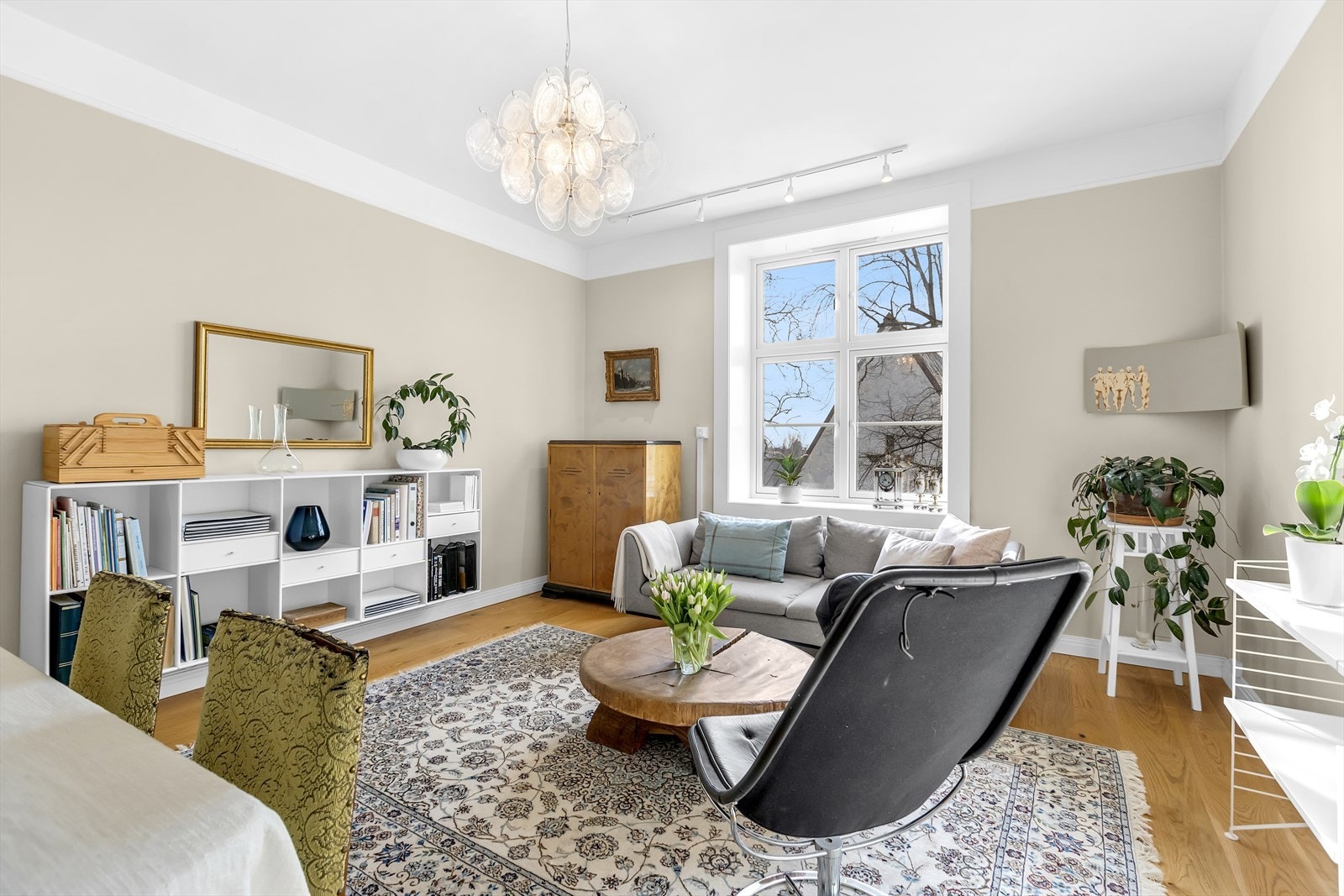 Her er det god plass til sofagruppe, tv-møblement og spisebord. Galleribilde