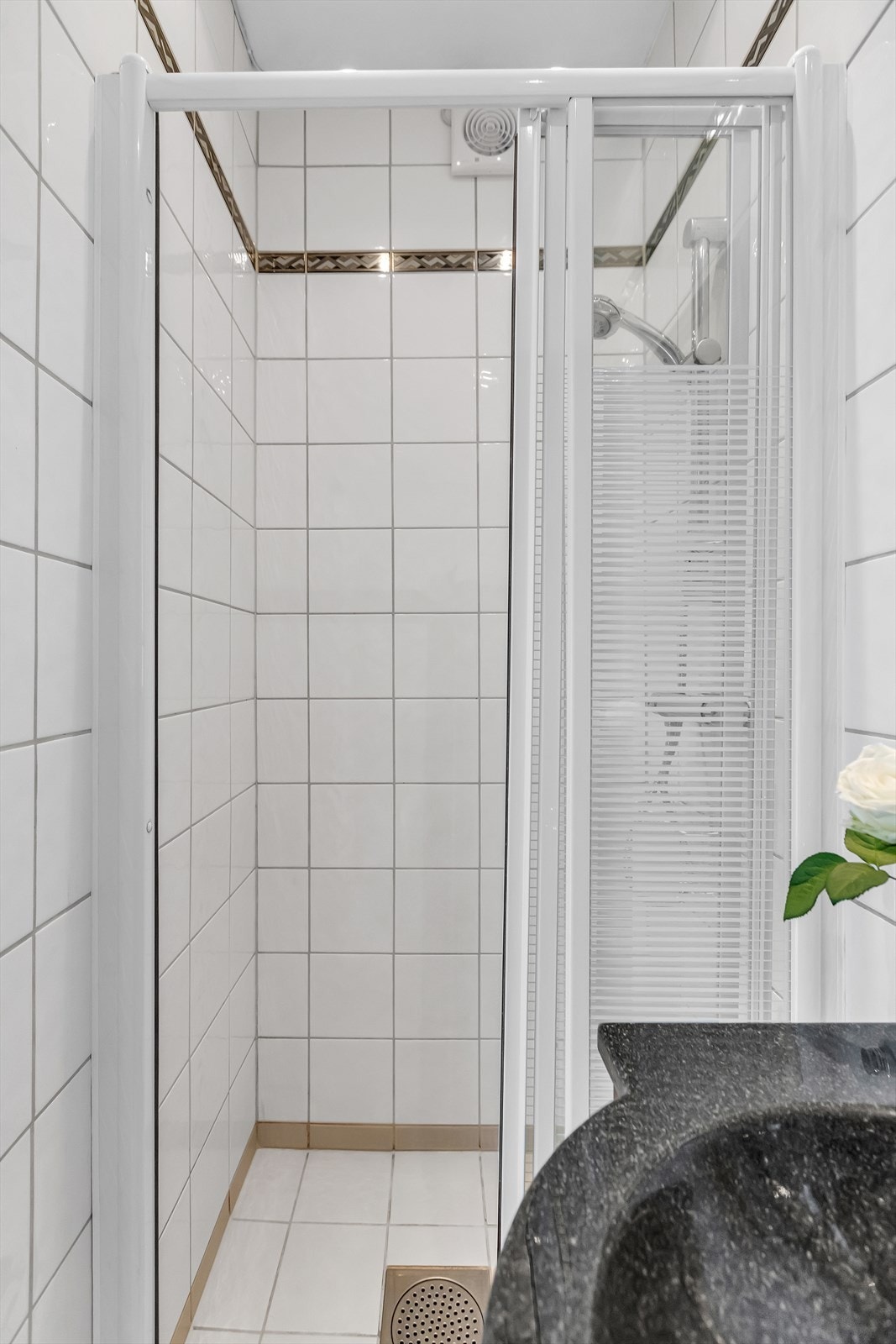 Det er etablert dusjplass med dusjvegger som gir en god og avskjermet løsning, samt servant med ettgreps blandebatteri i innredning med oppbevaringsplass. Galleribilde
