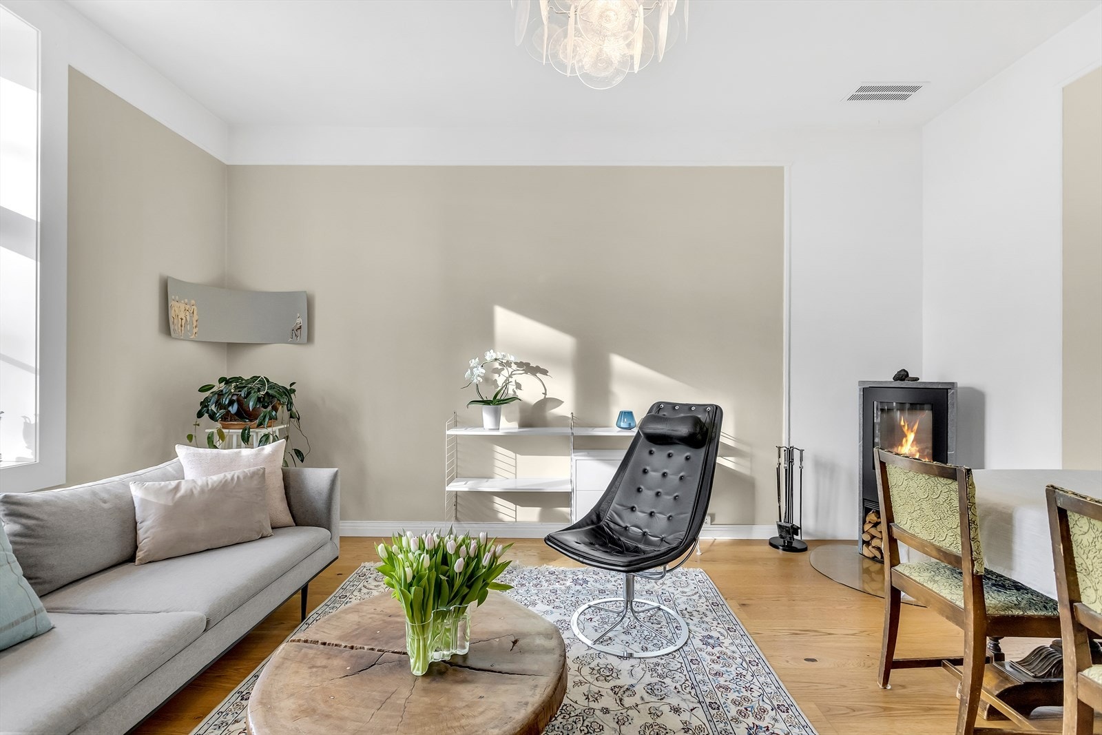 Hyggelig og frodig bakgård med sitteplasser og sykkelparkering. Galleribilde