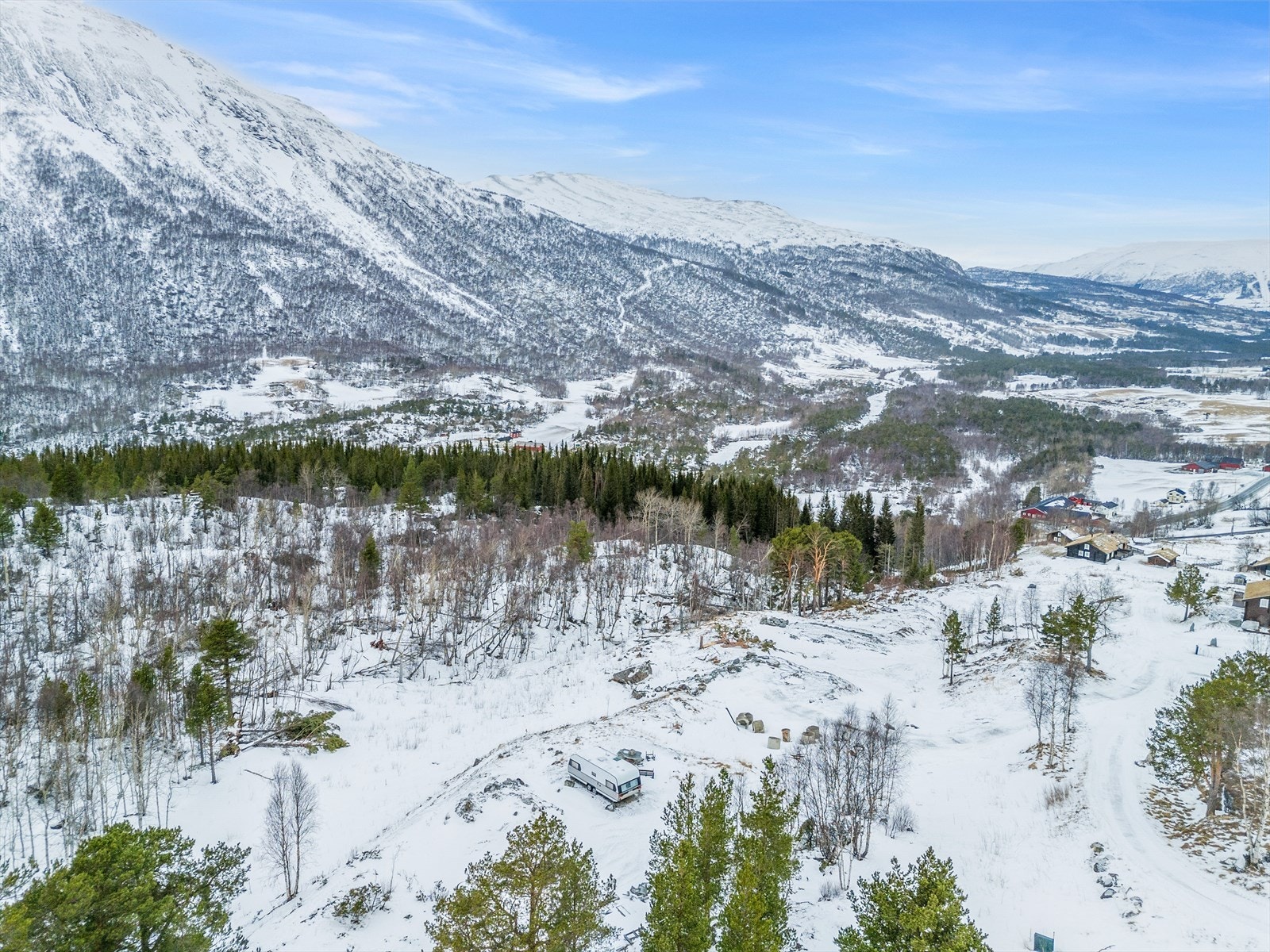 Dagligvarehandelen kan gjøres på flere velassorterte matbutikker i Oppdal, ca. 10 min unna med bil. Galleribilde