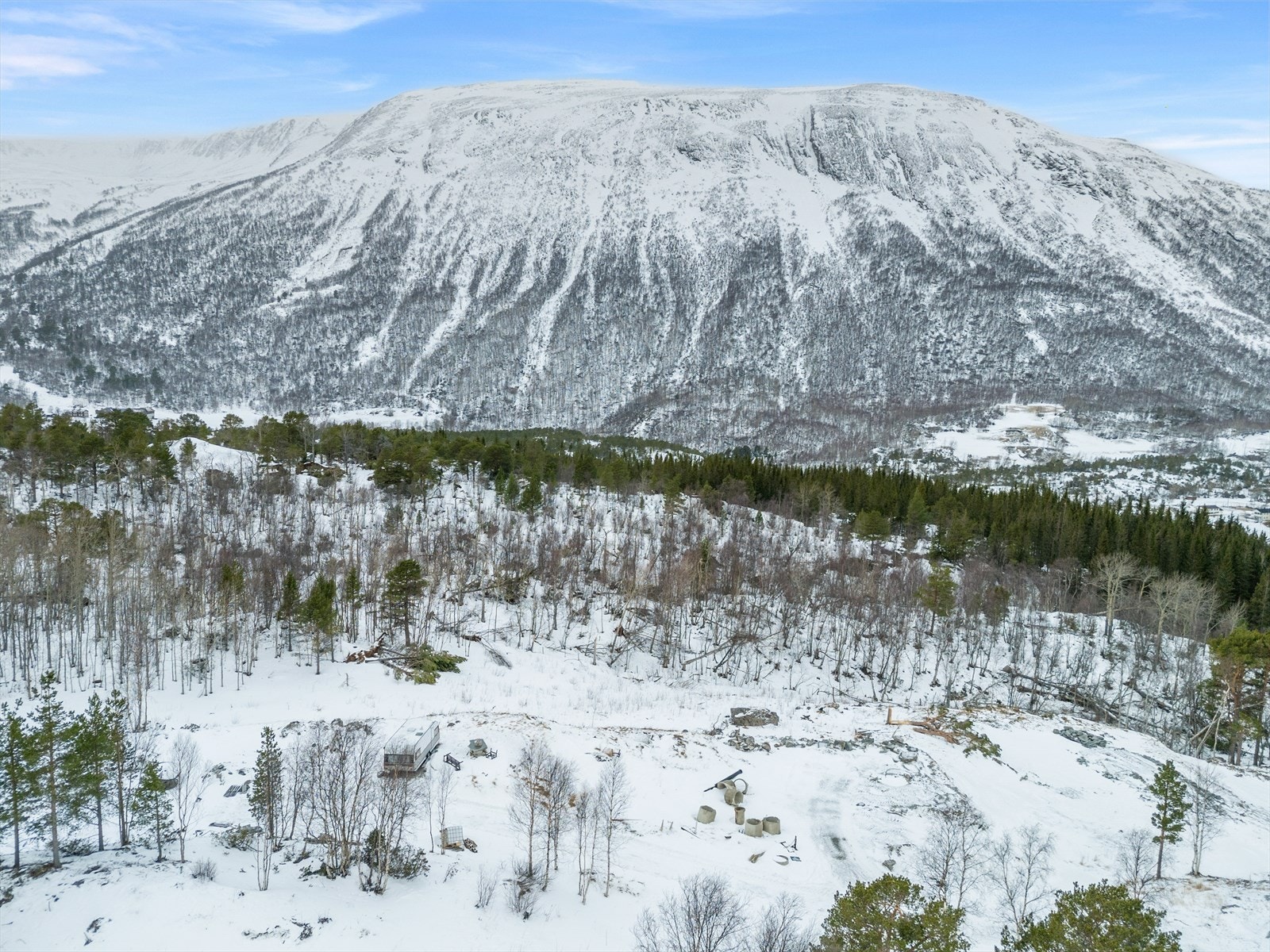 Tomtene er på 1145,5- og 1 138 kvm har en fin plassering på et nyetablert hyttefelt i Oppdal. Galleribilde
