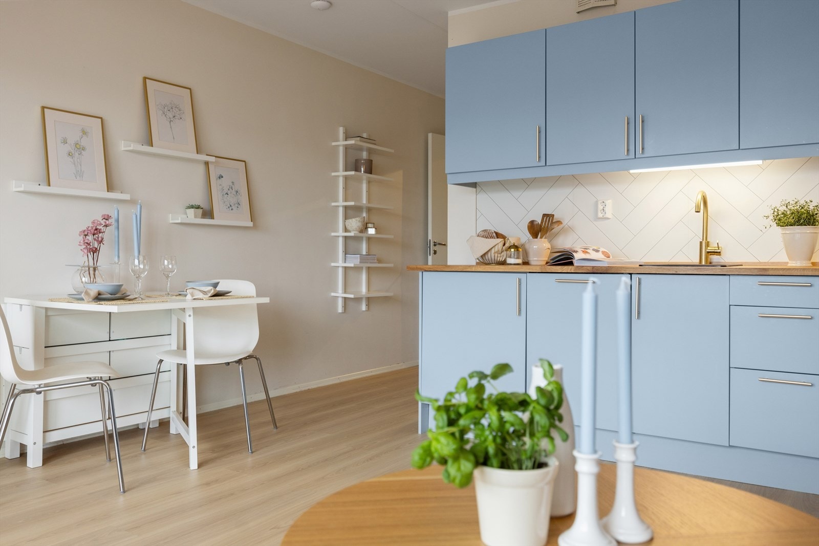 Kjøkkenet oppgradert i 2025 med ny benkeplate, vask og backsplash. Oppvaskmaskin fra 2024, og ovn og platetopp fra 2023. Galleribilde