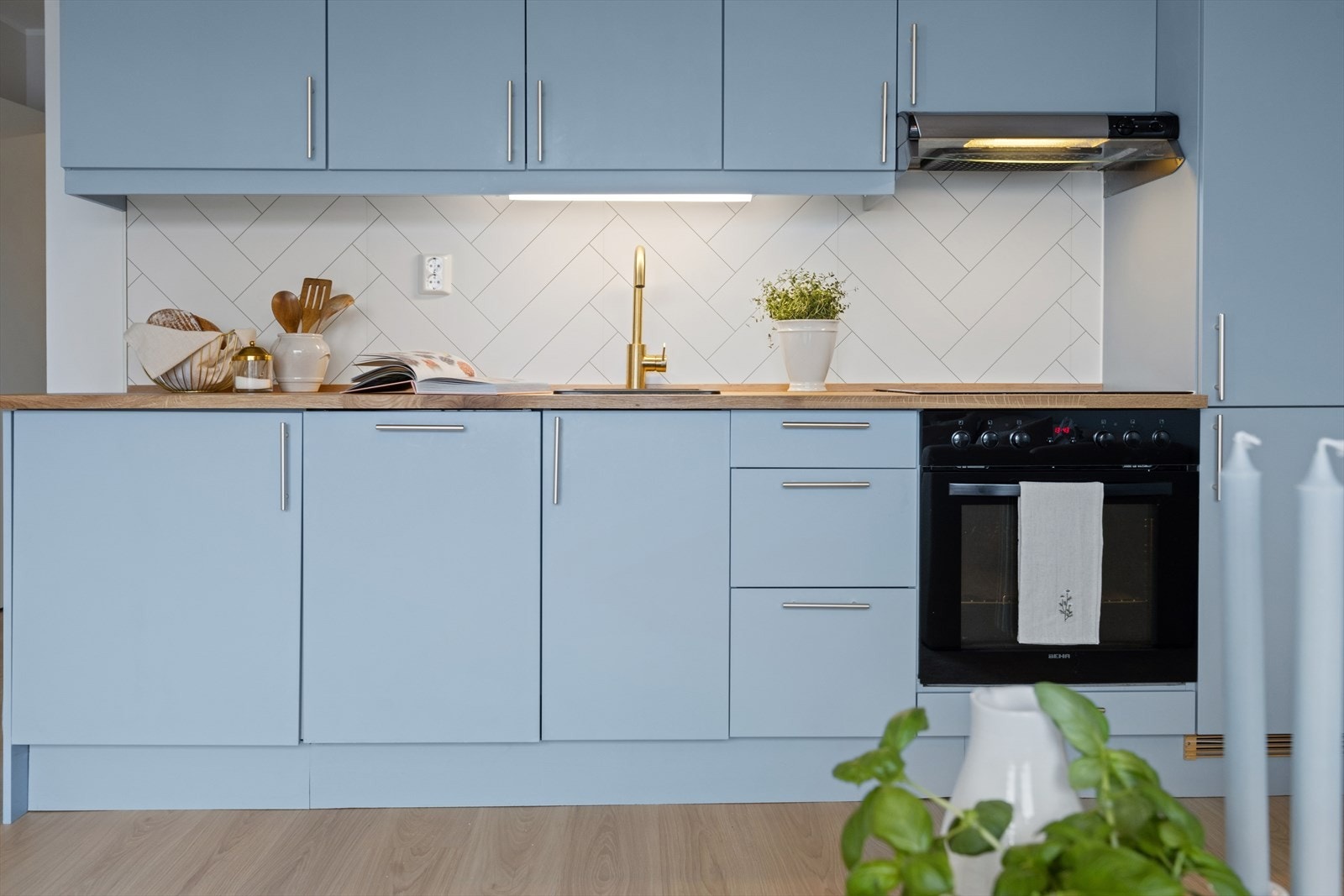 Kjøkken meg god skap- og benkeplass. Galleribilde