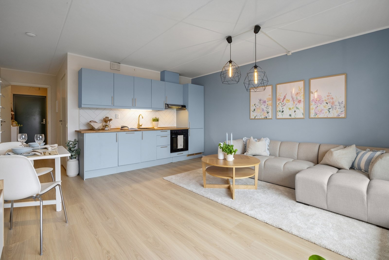 Meget pen leilighet som har en lys, åpen og praktisk planløsning mellom stue og kjøkken. Galleribilde