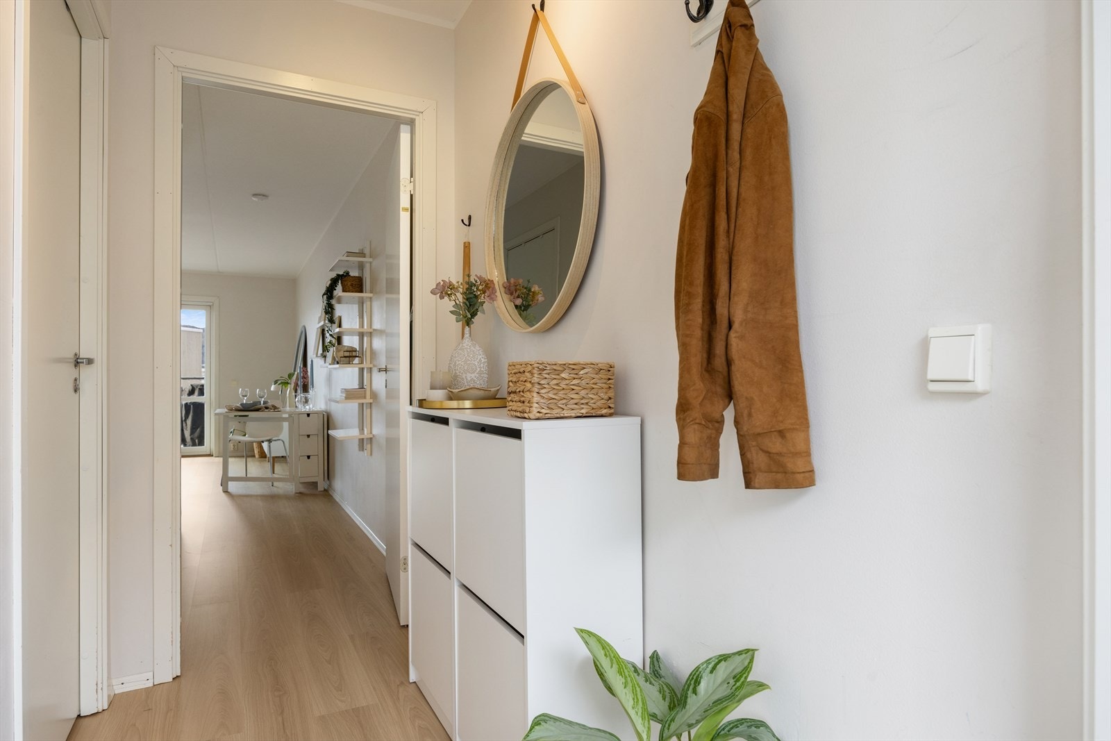 God plass til både yttertøy og sko, og rommet er praktisk utformet for en ryddig og behagelig ankomst. Galleribilde