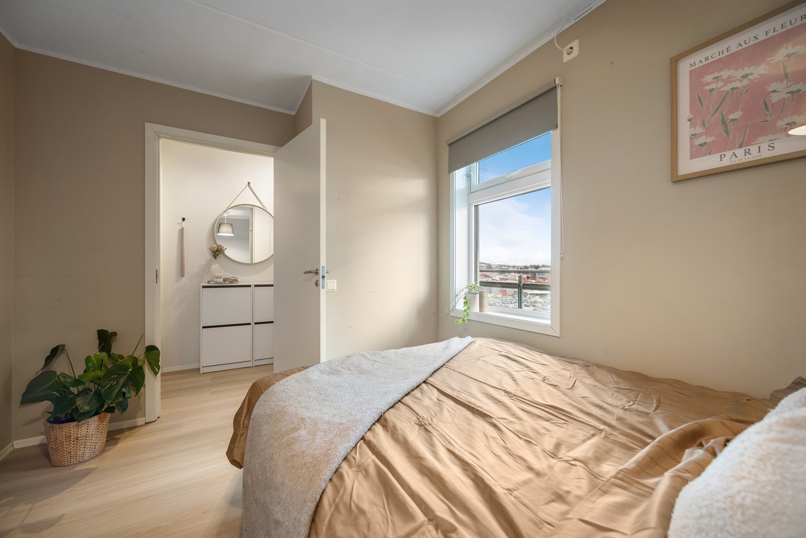 Lyst og trivelig soverom for ro og en god natts søvn. Galleribilde