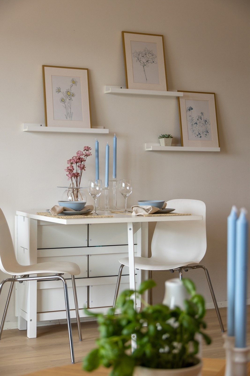 Koselig spiseplass i tilknytning til kjøkkenet, perfekt når du ønsker å samle venner og familie til hyggelige måltider og sosiale sammenkomster. Galleribilde