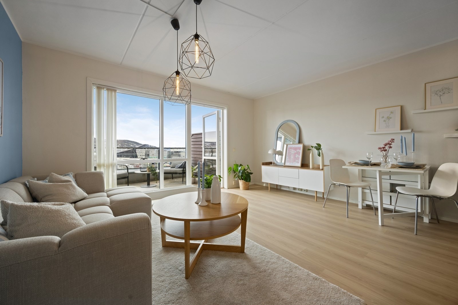 Her får du en lys og innbydende 2-roms leilighet i 7.etg. beliggende i sentrum! Leilighet som egner seg for studenter/førstegangskjøpere. Galleribilde