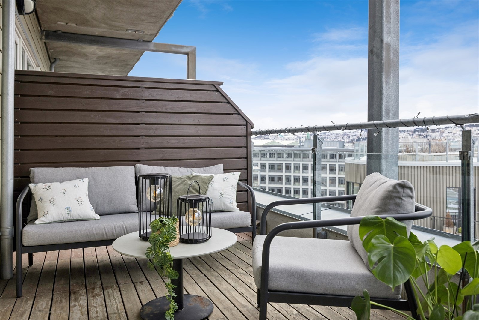 Delvis overbygd balkong på ca. 10 m² til stor glede på gode og varme sommerdager. Galleribilde