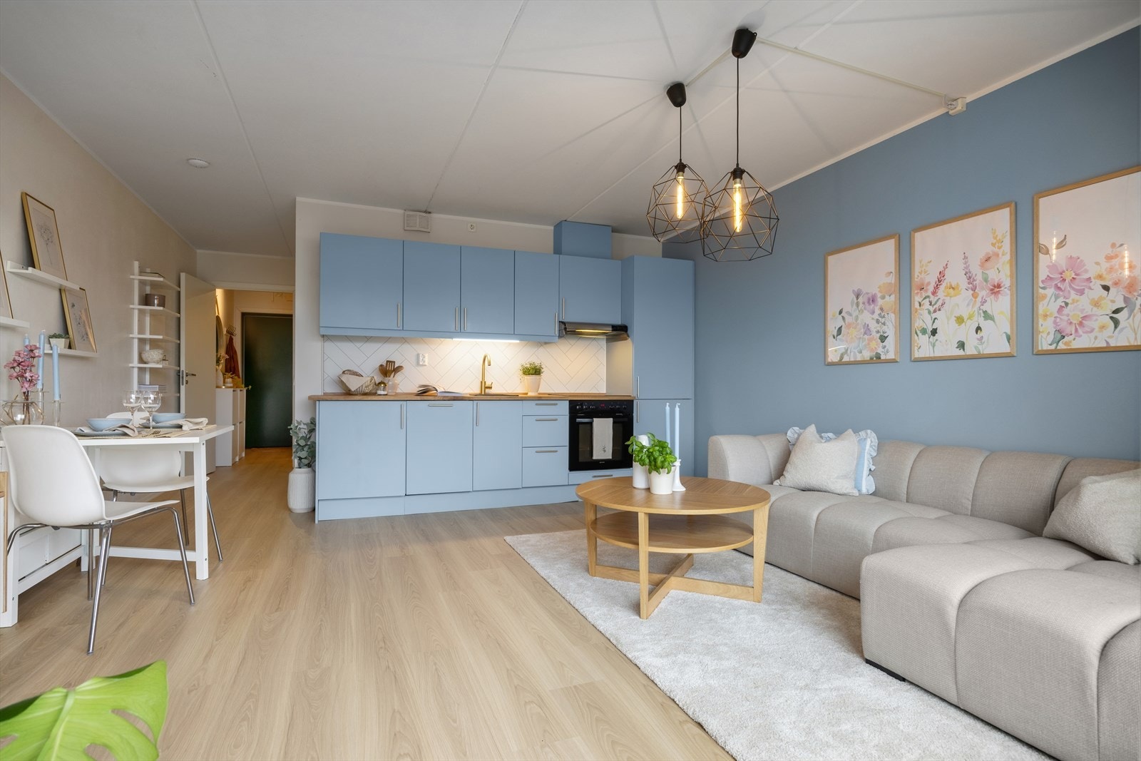 En meget lys og innbydende 2-roms leilighet beliggende i sentrum. Her har du tilgang til "alt" i umiddelbar nærhet! Galleribilde