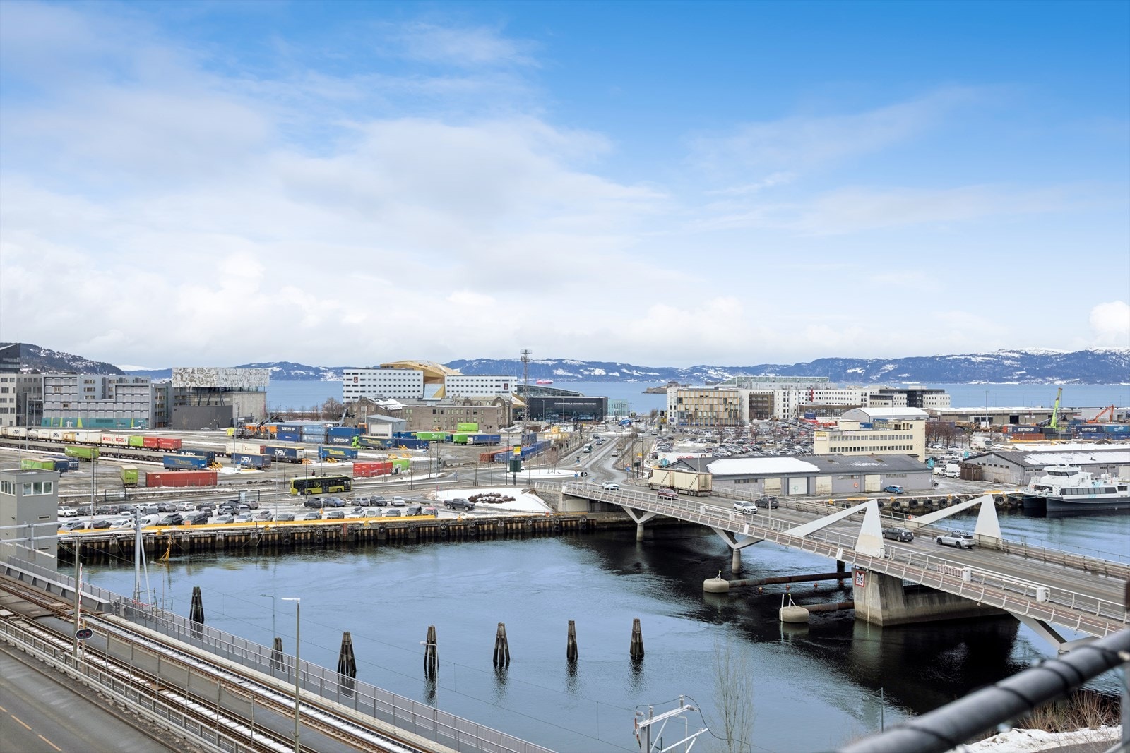 Nydelig utsikt med by, fjord og fjell i perfekt balanse. Galleribilde