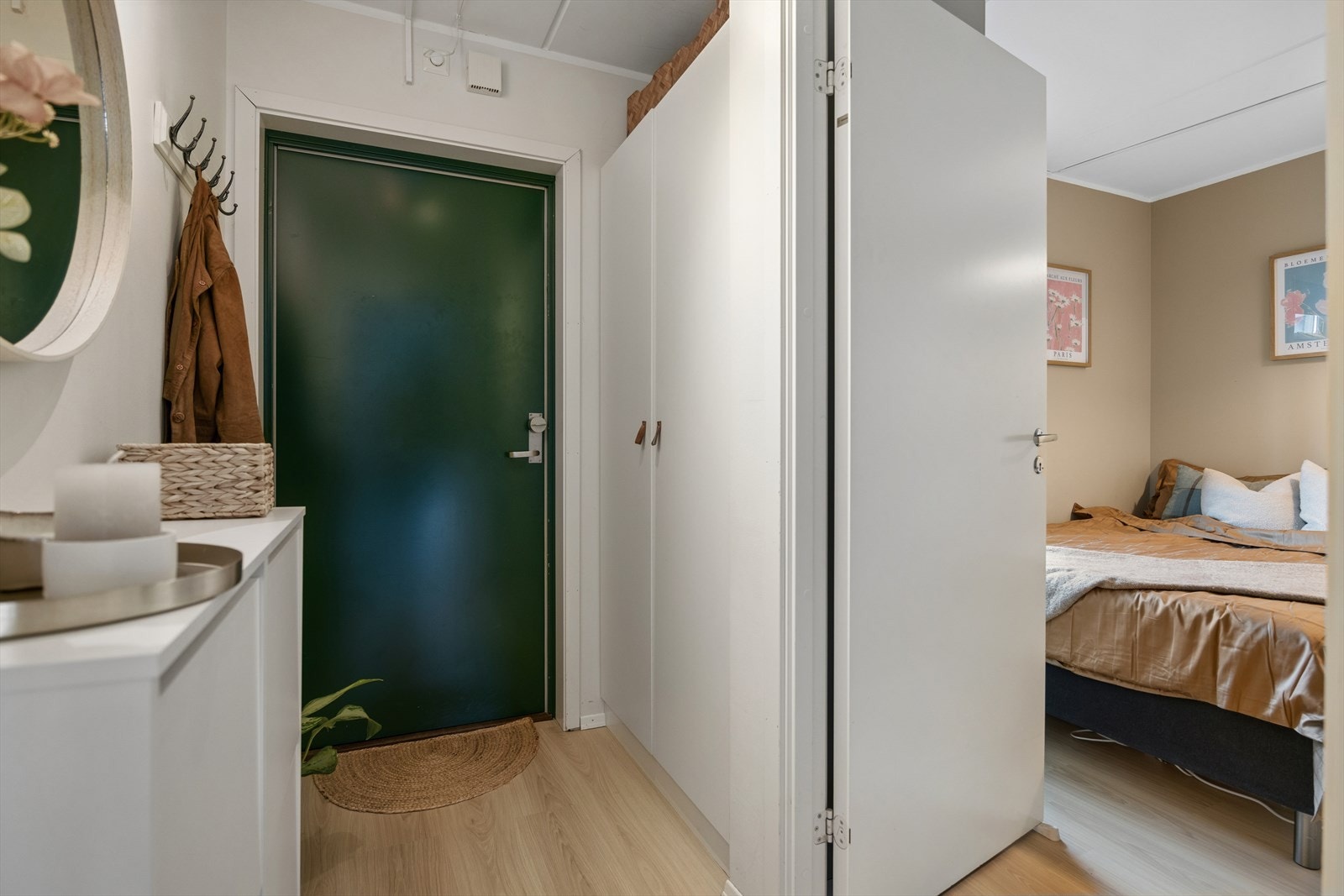 Her ønskes du velkommen inn i en lys og innbydende entré på 3,2 m². Galleribilde