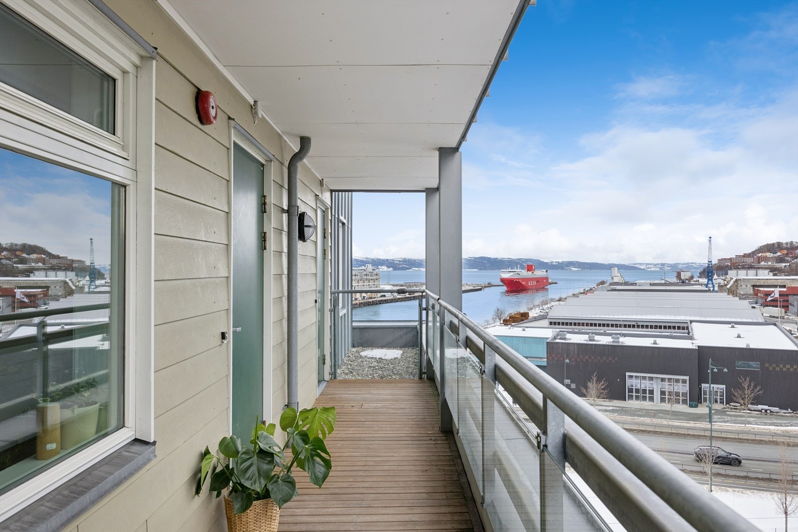 Pen inngangsparti til det som kan bli ditt nye hjem! Her rinner Nidelven ut i fjorden. Galleribilde