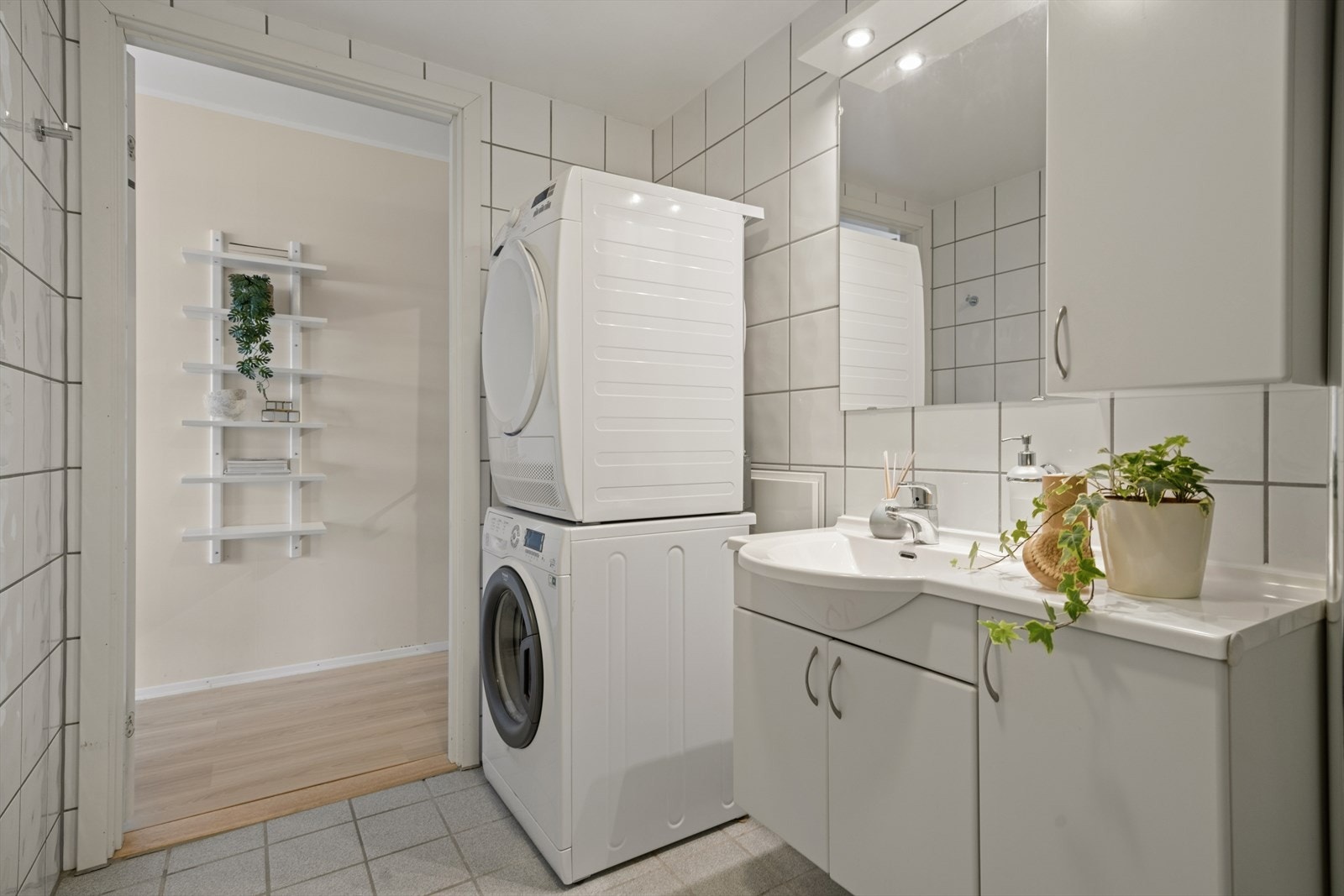 Utstyrt med servantinnredning og toalett. Vaskemaskin og trommel medfølger leiligheten. Galleribilde