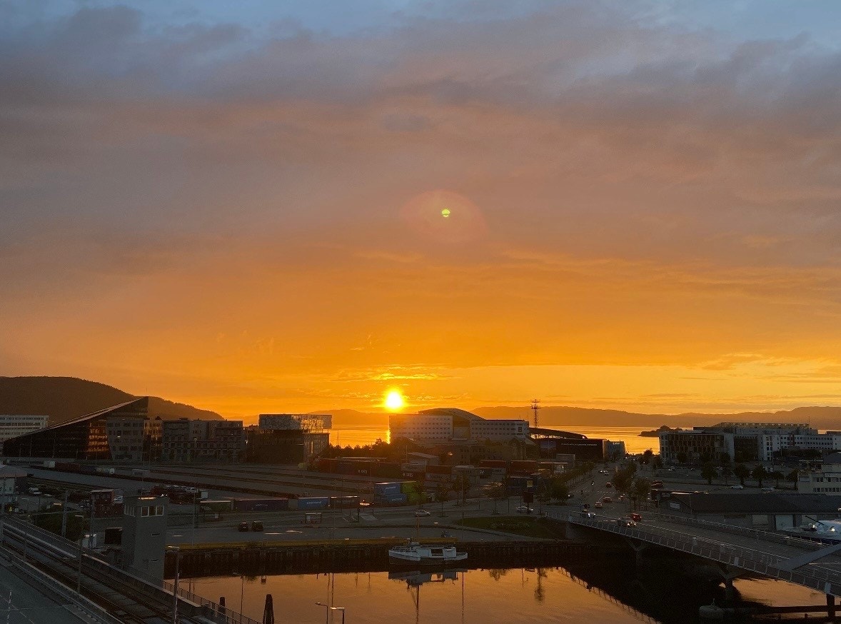 Flott bilde av solnedgangen tatt av selger. Galleribilde