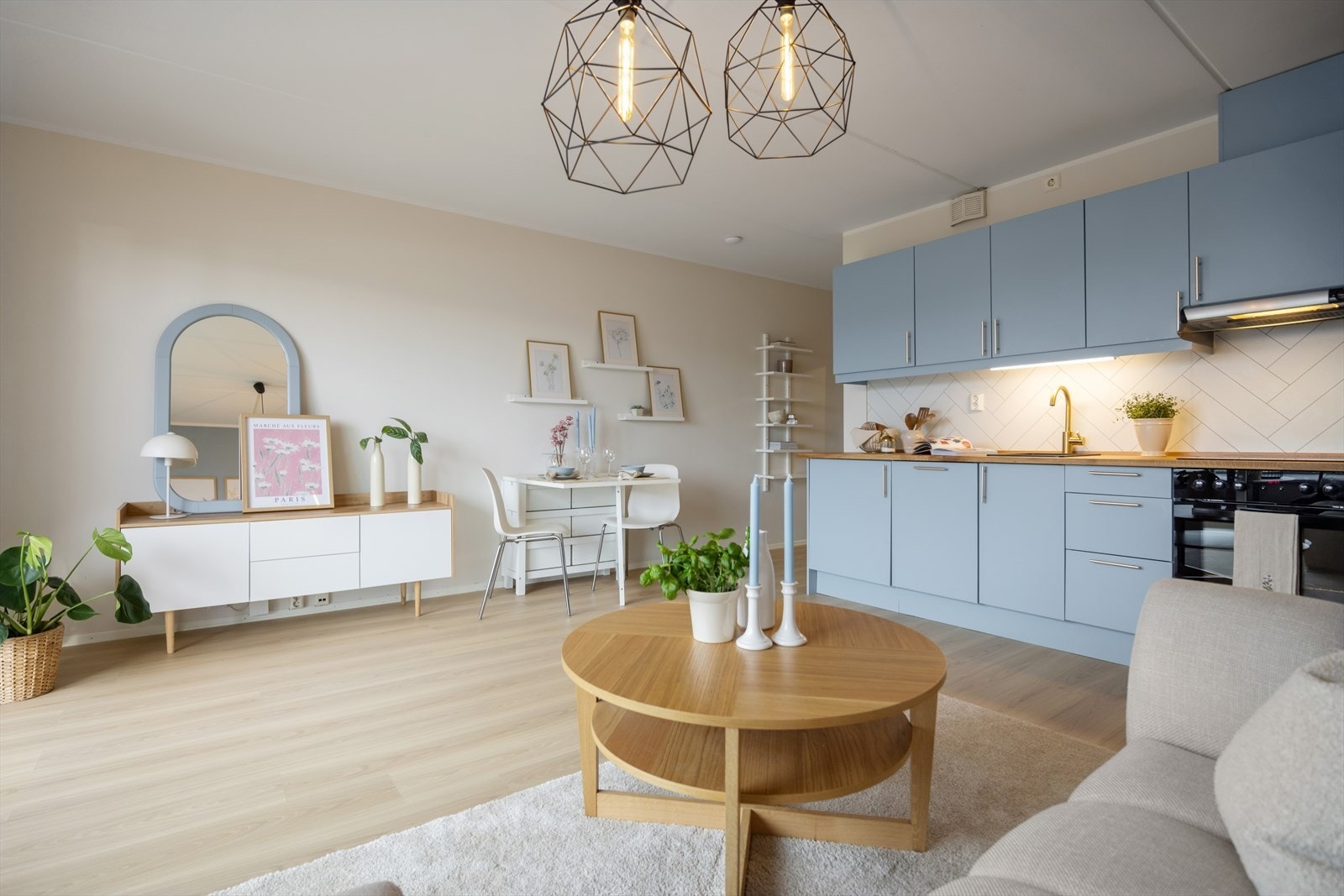 Her kan du bo for kr 6 167,- pr. mnd. i felleskostnader, hvor fjernvarme og varmtvann er inkludert. Galleribilde