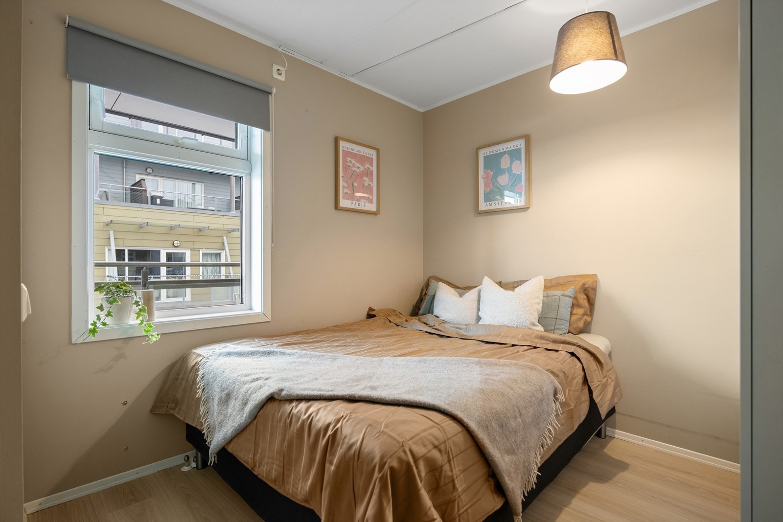 Leiligheten byr på et lyst og trivelig soverom på 8,2 m², med adkomst fra entrè. Plass til dobbeltseng, garderobe og skrivebord. Galleribilde