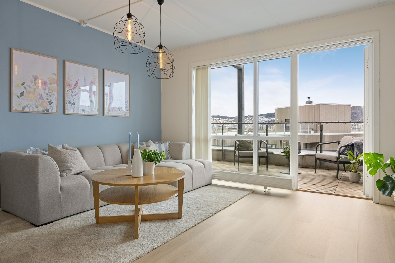 Stuen fremstår svært lys og innbydende, takket være de store vindusflatene som slipper inn rikelig med naturlig dagslys gjennom hele dagen. Galleribilde