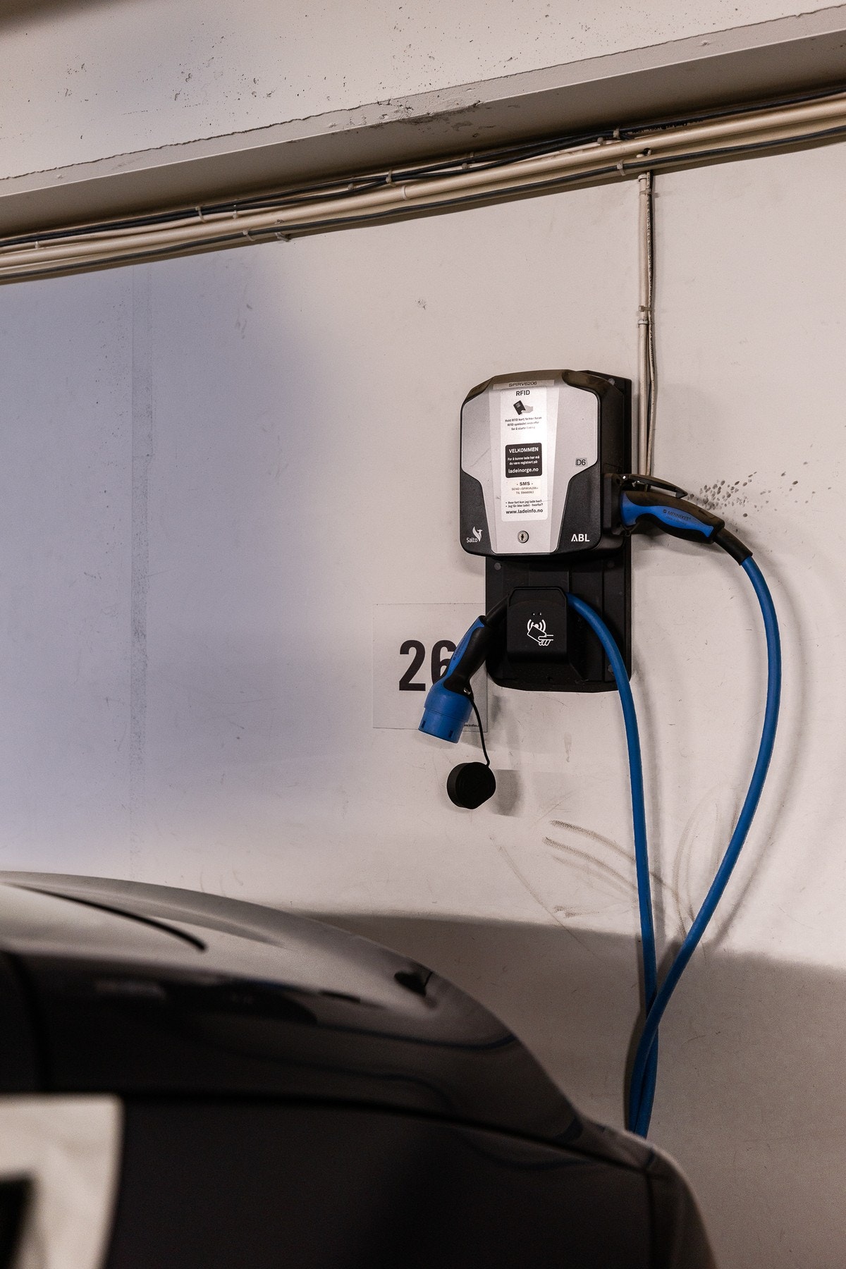 Det gis kjøper opsjon for kjøp av en parkeringsplass med elbillader i Løkkehagen Garasjesameie for kr 500.00,-. Plassen tinglyses med ideel andel 1/135 av gnr.84 bnr.416. Galleribilde