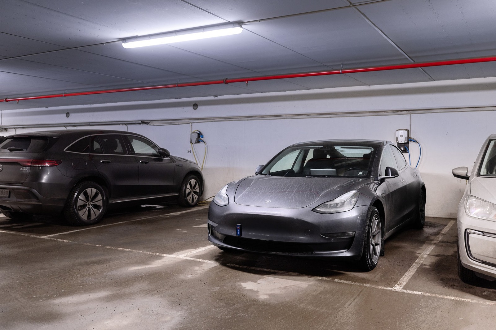 Det gis kjøper opsjon for kjøp av en parkeringsplass med elbillader i Løkkehagen Garasjesameie for kr 500.00,-. Plassen tinglyses med ideel andel 1/135 av gnr.84 bnr.416. Galleribilde