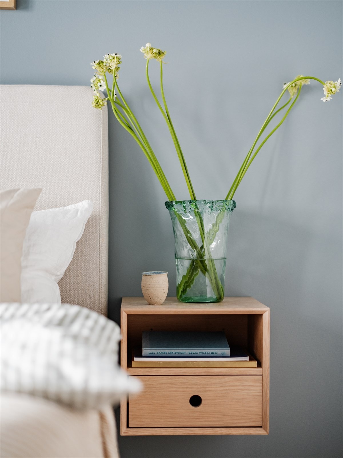 Leiligheten har to romslige soverom som begge vender mot rolig uteområde. Galleribilde