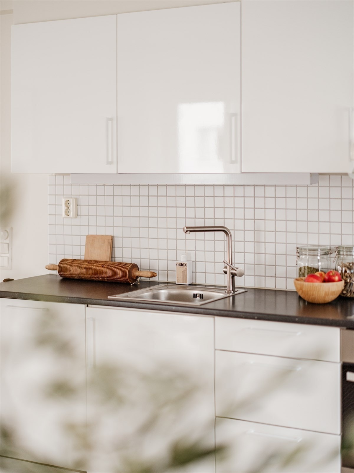 Frontene er i hvit høyglans, med hvite håndtak (lakkert i 2026). Galleribilde