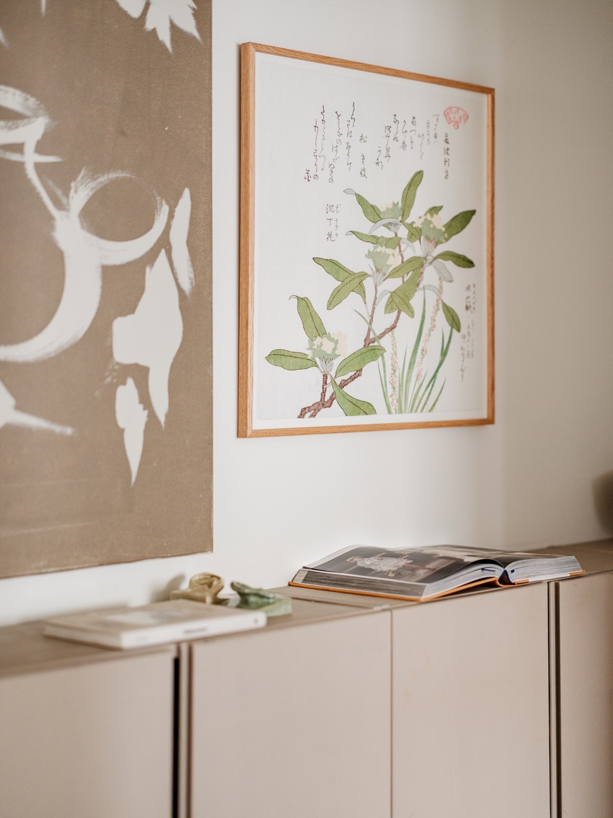 Skapene er malt i en pen beige farge som passer godt til resten av leiligheten. Praktisk å kunne ha litt pyntegjenstander, blomster, nøkkelboks etc. i gangen. Galleribilde