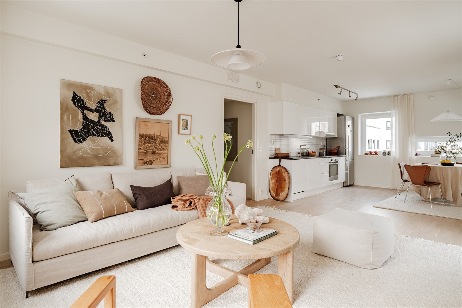 Det er både plassbesparende og sosialt med åpen løsning mellom stue og kjøkken. Men dersom man heller ønsker et separat kjøkken kan man fint sette opp en lettvegg for å skille av mellom rommene. Galleribilde