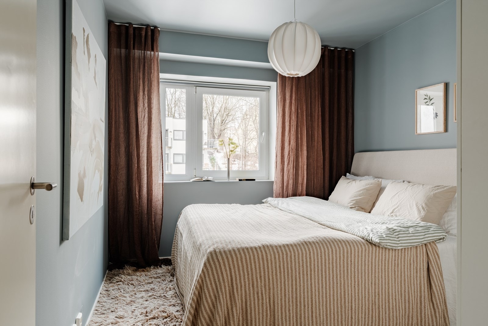 Deilig hovedsoverom med god plass til dobbeltseng, nattbord og garderobeskap. Galleribilde