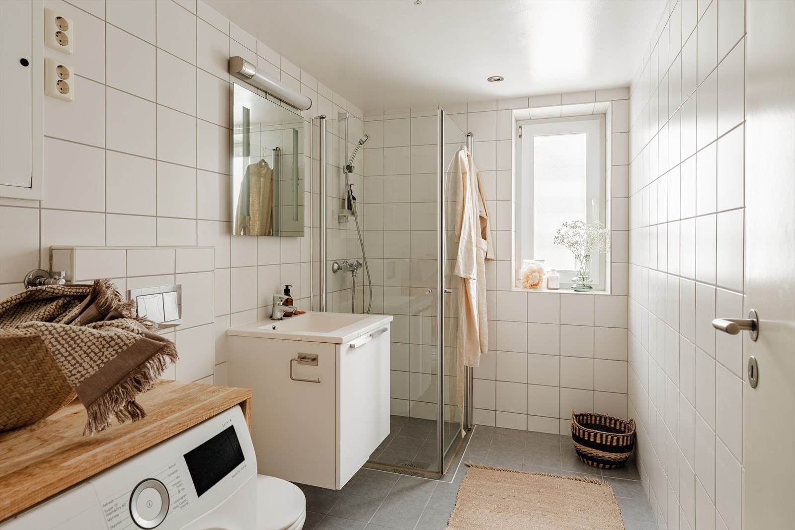 Leiligheten har et romslig bad med god plass til det man trenger. Galleribilde