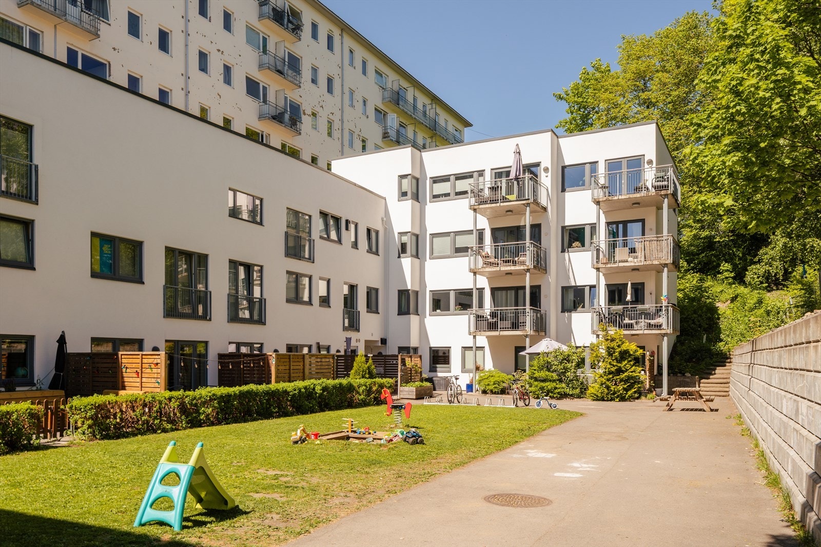 Hyggelig uteområde utenfor bygården. Galleribilde