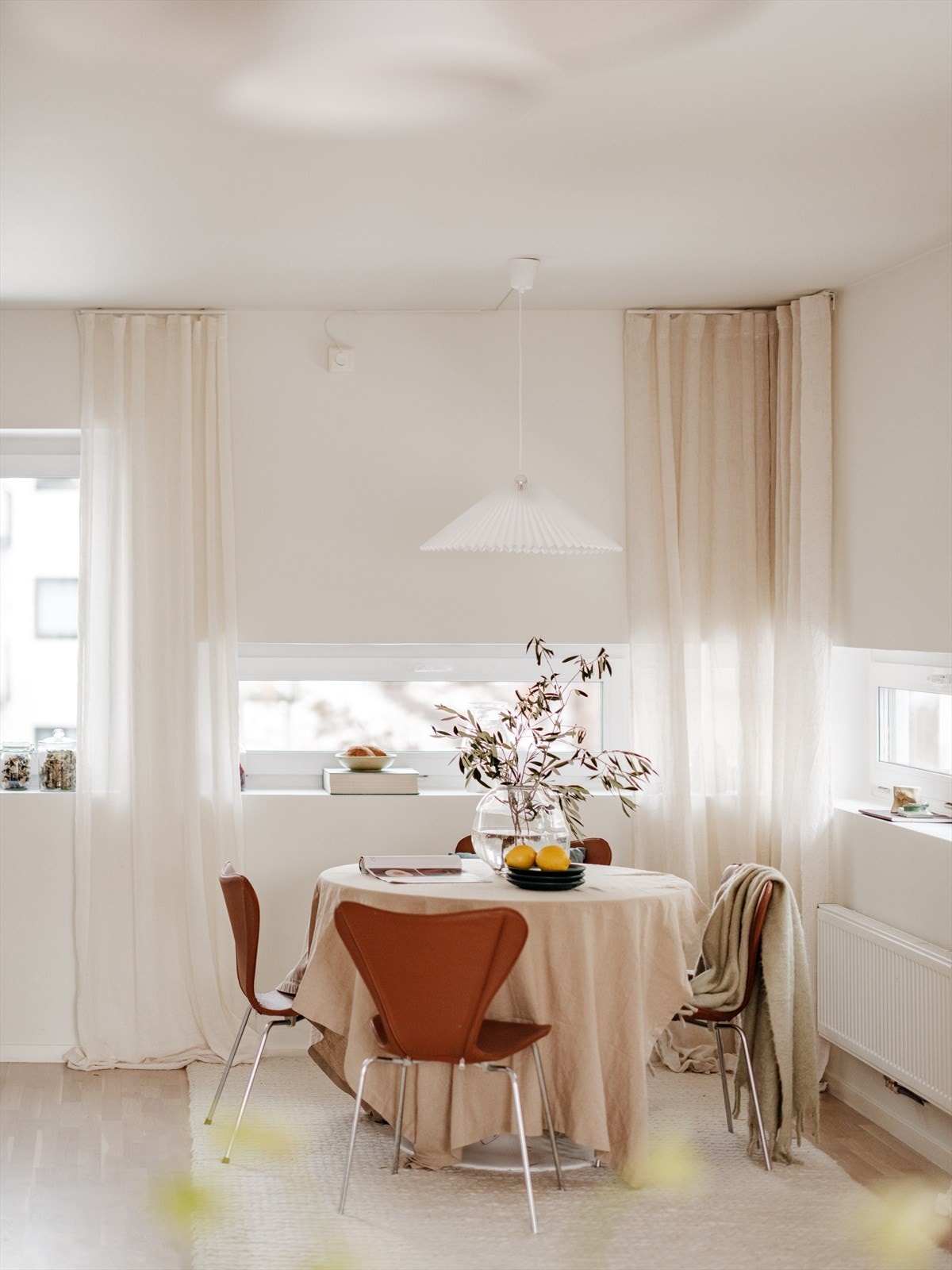 Hyggelig spiseplass på kjøkkenet med god plass til stort spisebord. Galleribilde