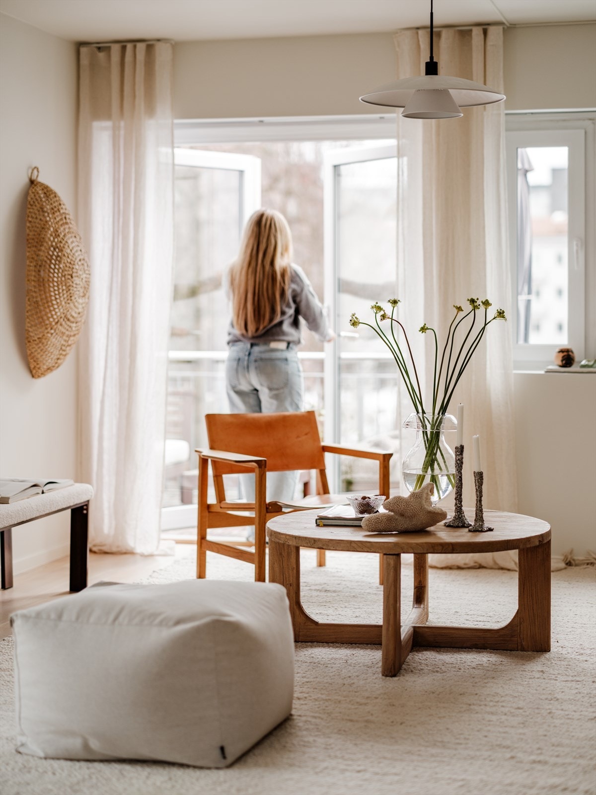 De store vindusflatene og doble fløydørene mot syd gjør stuen lys og trivelig. Galleribilde