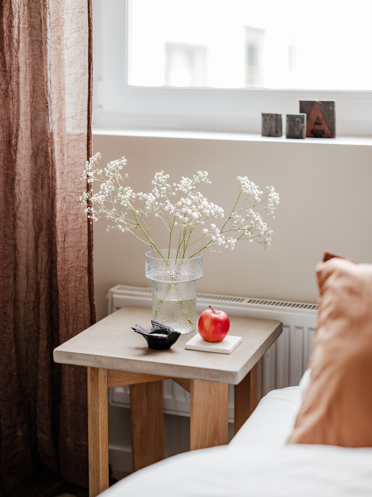 De dype vinduskarmene har også vært benyttet som en praktisk hjemmekontorløsning for ekstra skjerm. Leiligheten blir oppvarmet via radiatorer som er koblet til fjernvarme. Galleribilde