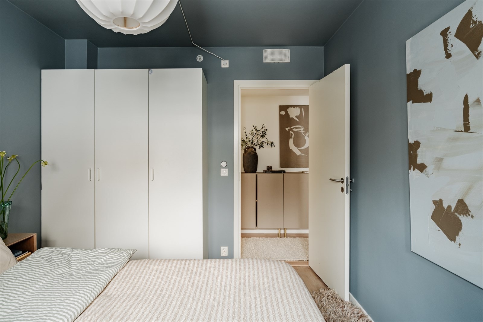 Garderobeskapene medfølger. De er 60 cm i dybden, så her får man plass til mye. Galleribilde