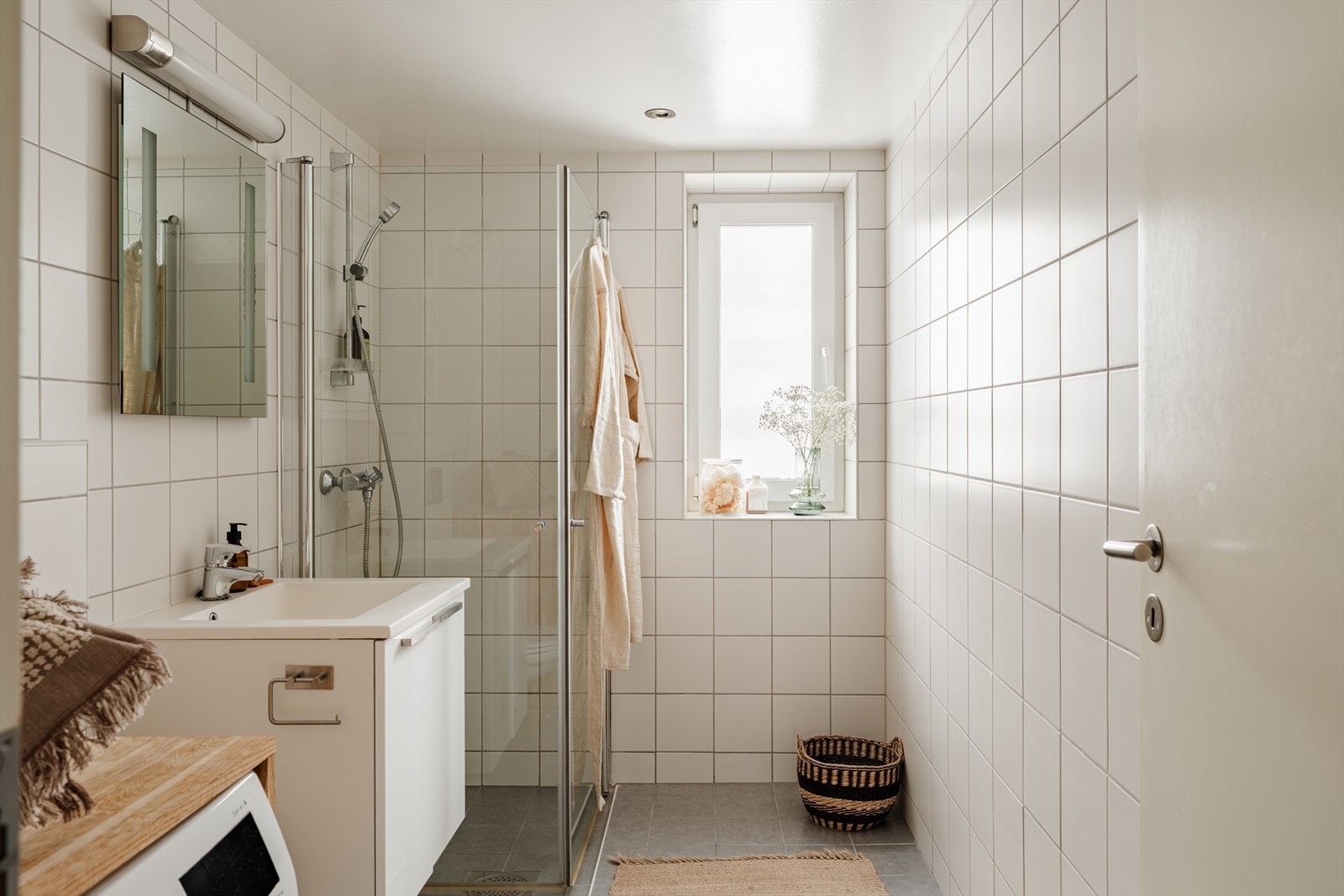 Badet er fra byggeår. Badet har både gulvvarme og downlights i tak. Galleribilde