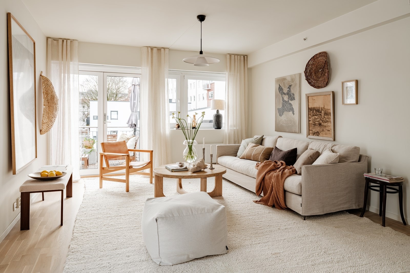 Svært romslig stue med god plass til sofagruppe og tv-møblement. Galleribilde