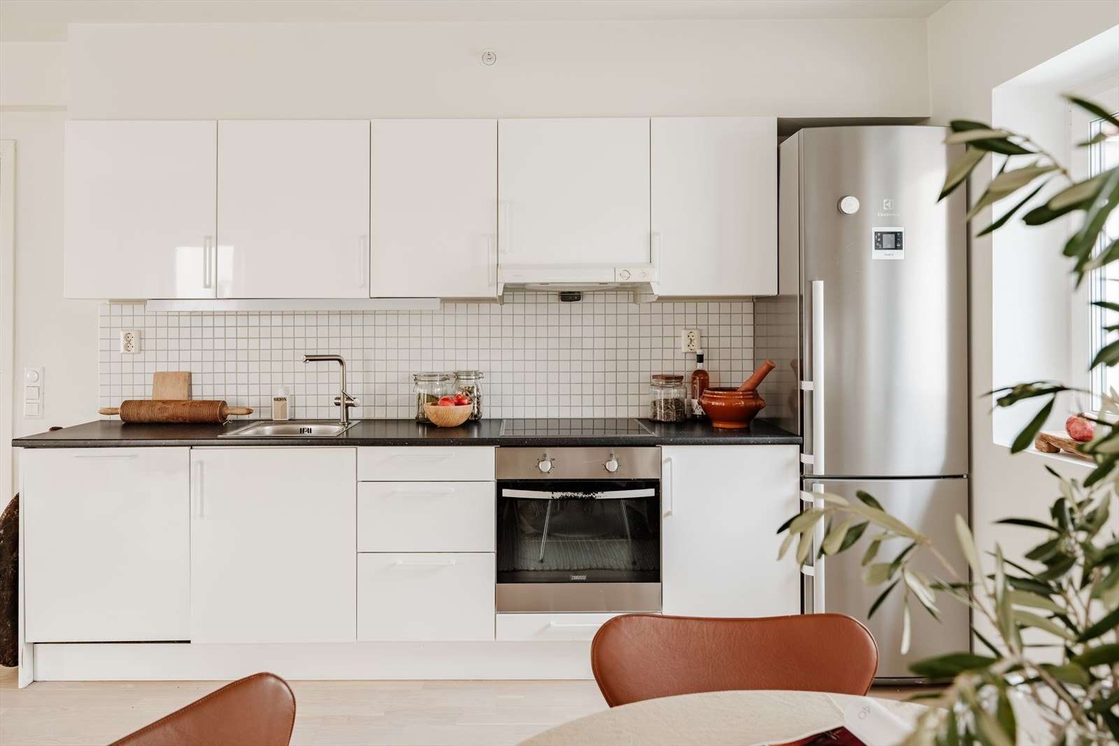 Det er plass/opplegg til oppvaskmaskin, komfyr, kombiskap og platetopp. Galleribilde