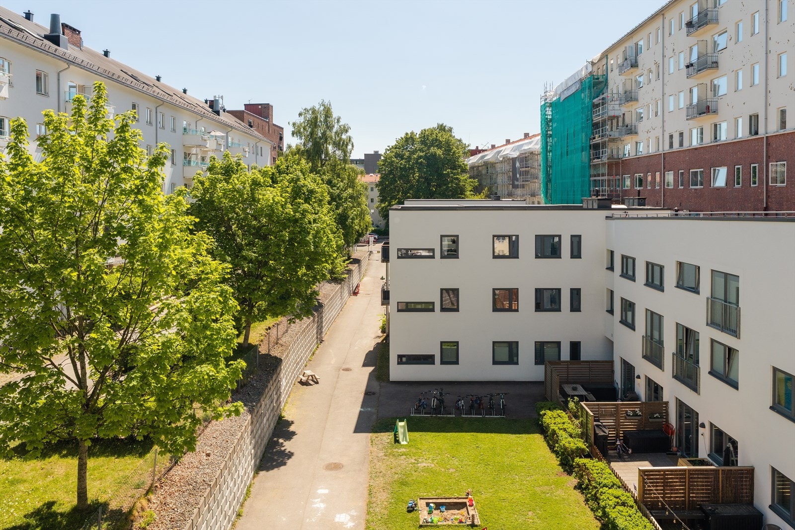 Her bor man høyt og fritt, i skjermet blindvei. Galleribilde