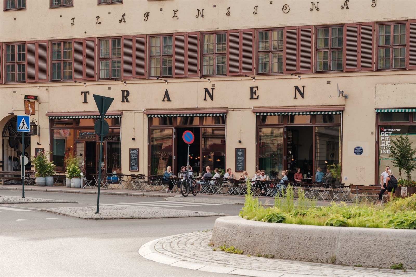 Alexander Kiellands plass byr på flere hyggelige spisesteder og et bredt servicetilbud. Galleribilde