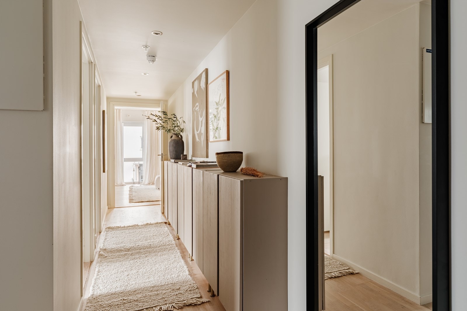 Leiligheten har en romslig mellomgang med god plass til oppbevaring i skap som medfølger. Galleribilde