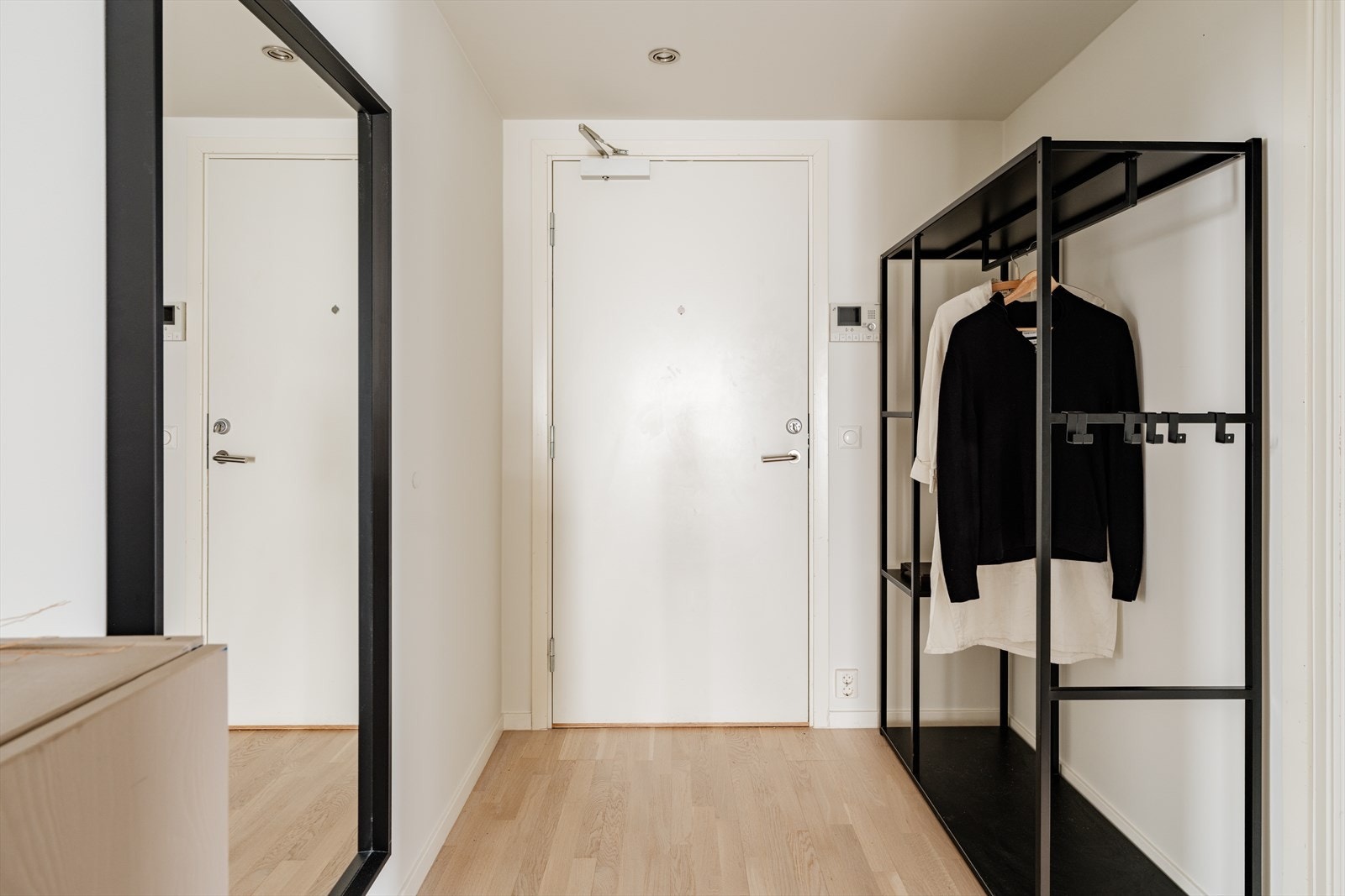 Inngangspartiet er av god størrelse med plass til garderobeløsninger. Porttelefon er montert på vegg. I tillegg har man en ekstern bod i garasjeanlegg. Galleribilde