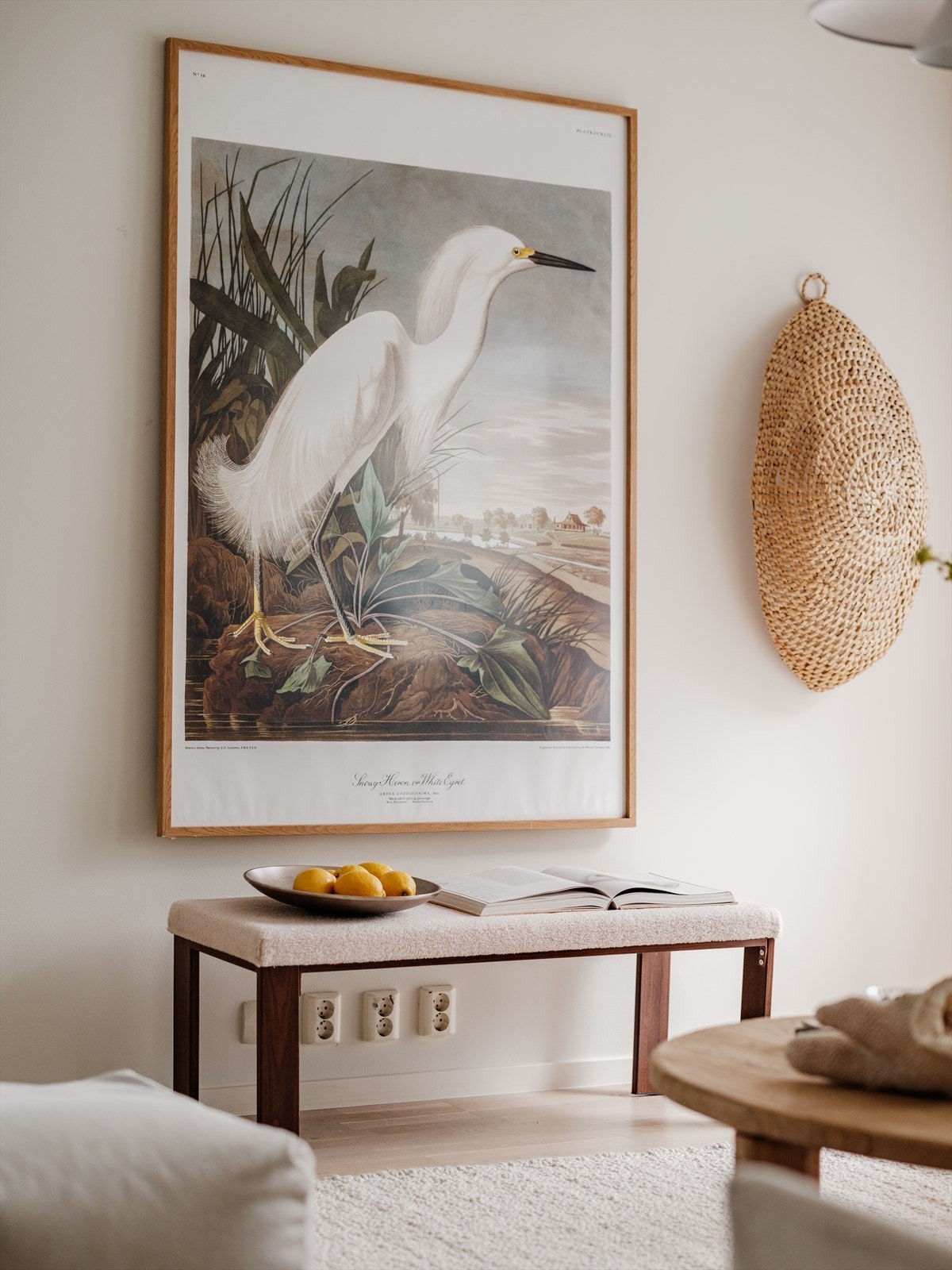 Naturlig plass til TV-benk med tilhørende møblement, rett ovenfor sofaen. Godt med stikkontakter er montert. Galleribilde