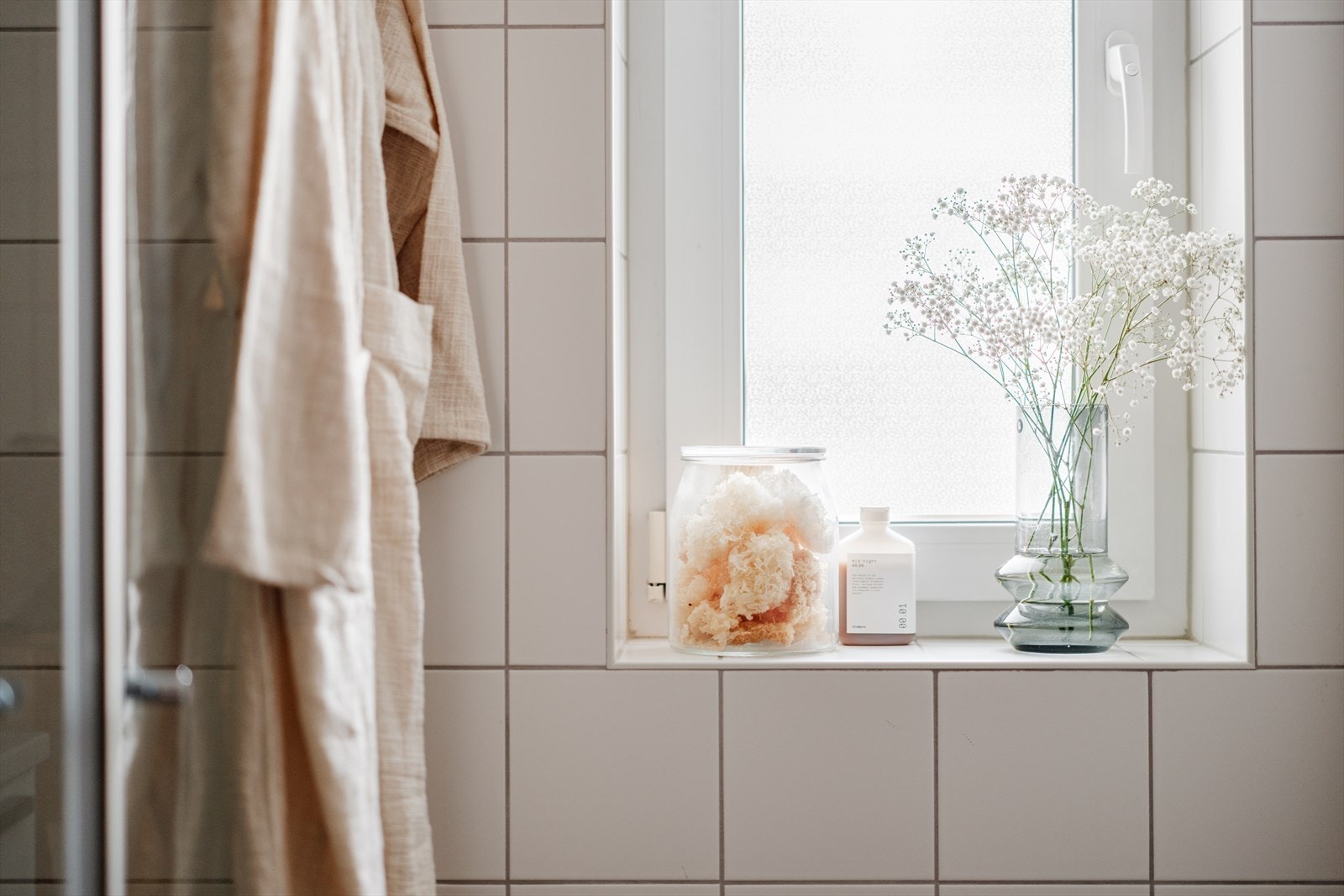 Legg merke til at man har et romslig vindu på badet som slipper inn godt med naturlig lys. Galleribilde