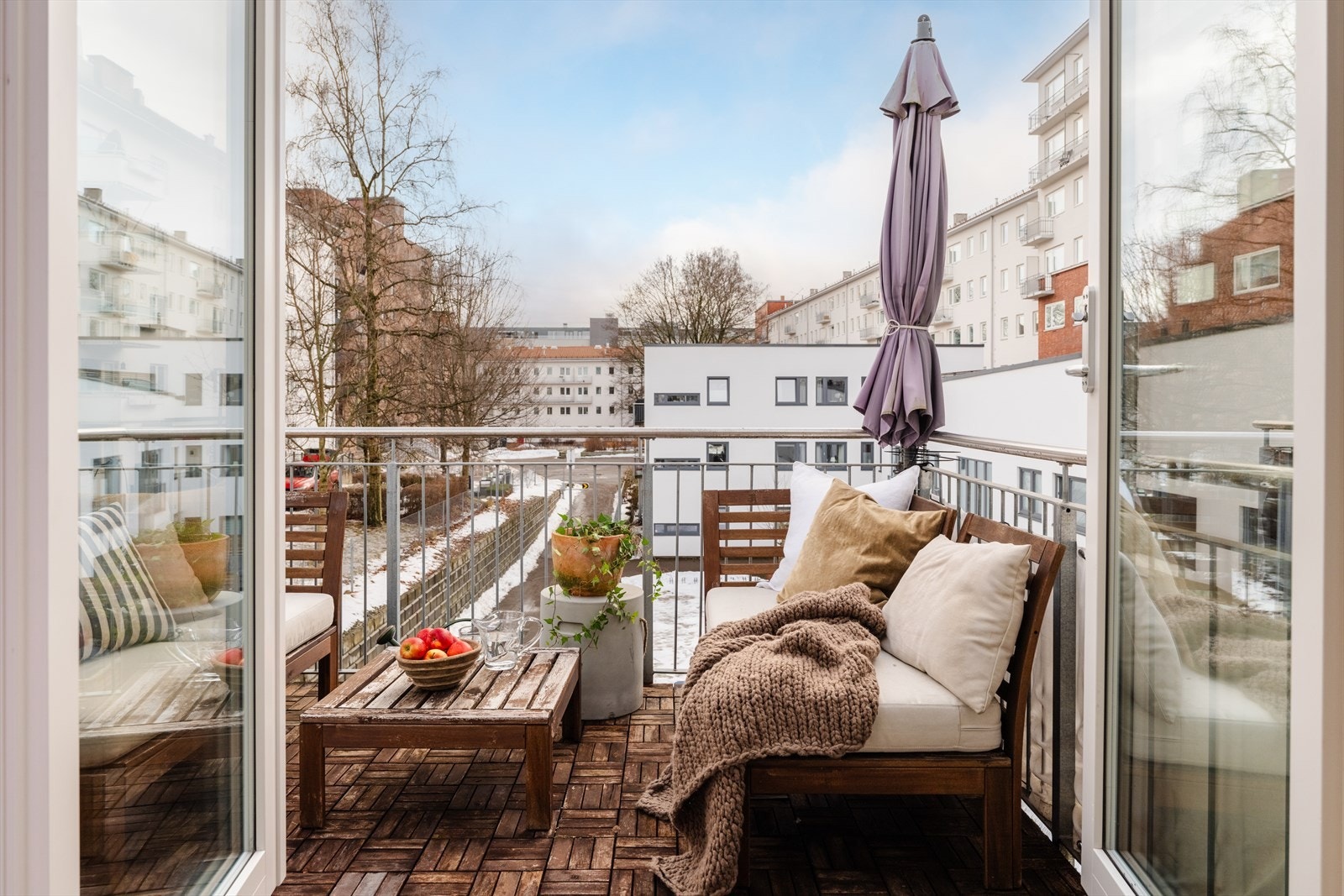 Doble glassdører fra stuen og ut til balkongen. Dette gjør at balkongen fungerer som en forlengelse av stuen om sommeren. Galleribilde