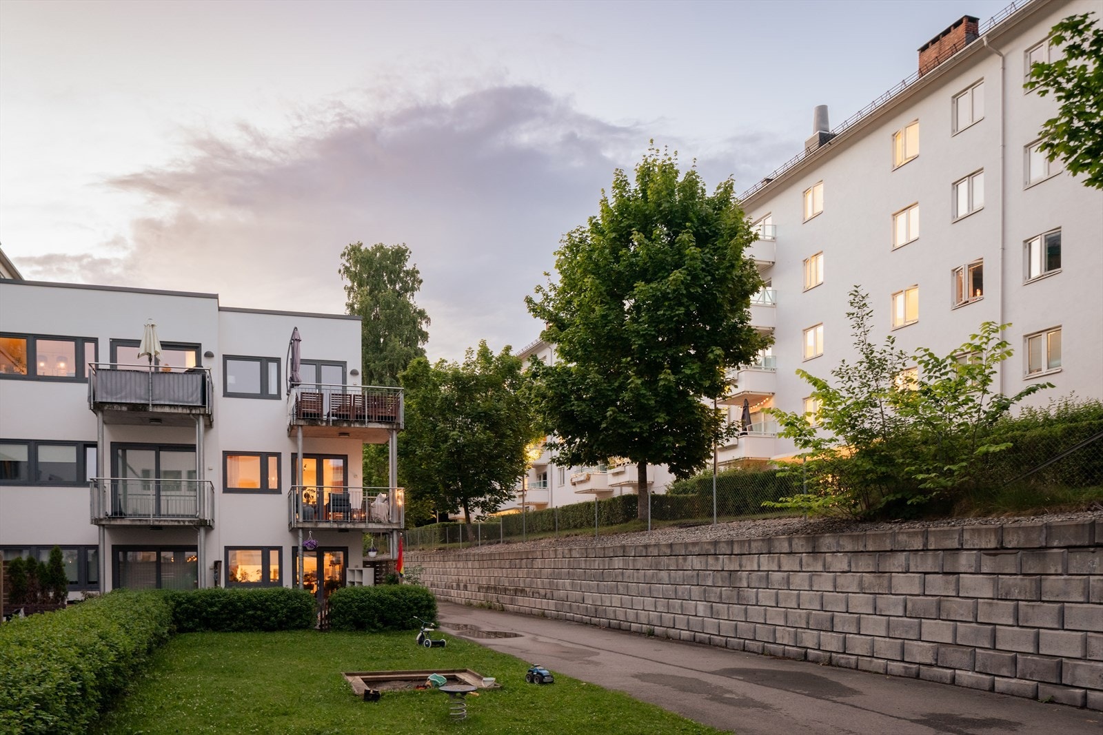 Fasade på kveldstid om sommeren. Galleribilde