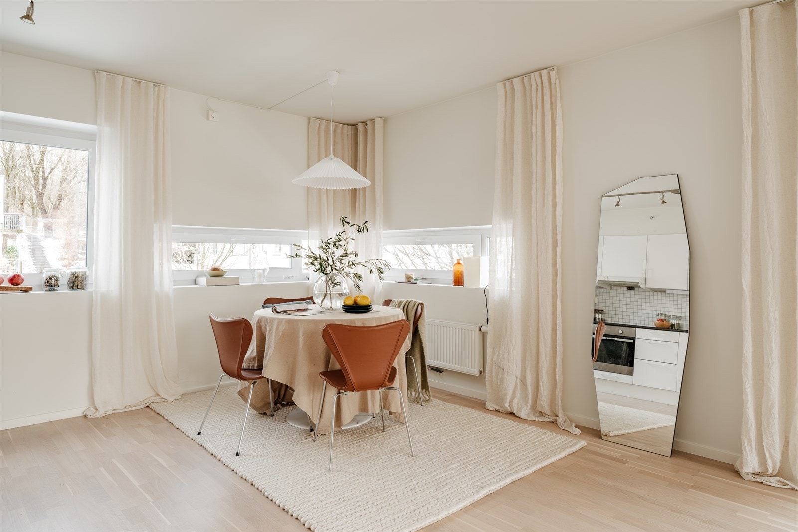 Legg merke til de stilige vinduene som gir rommet særpreg. Fra vinduene har man hyggelig utsikt mot blindveien og uteområdet. Galleribilde