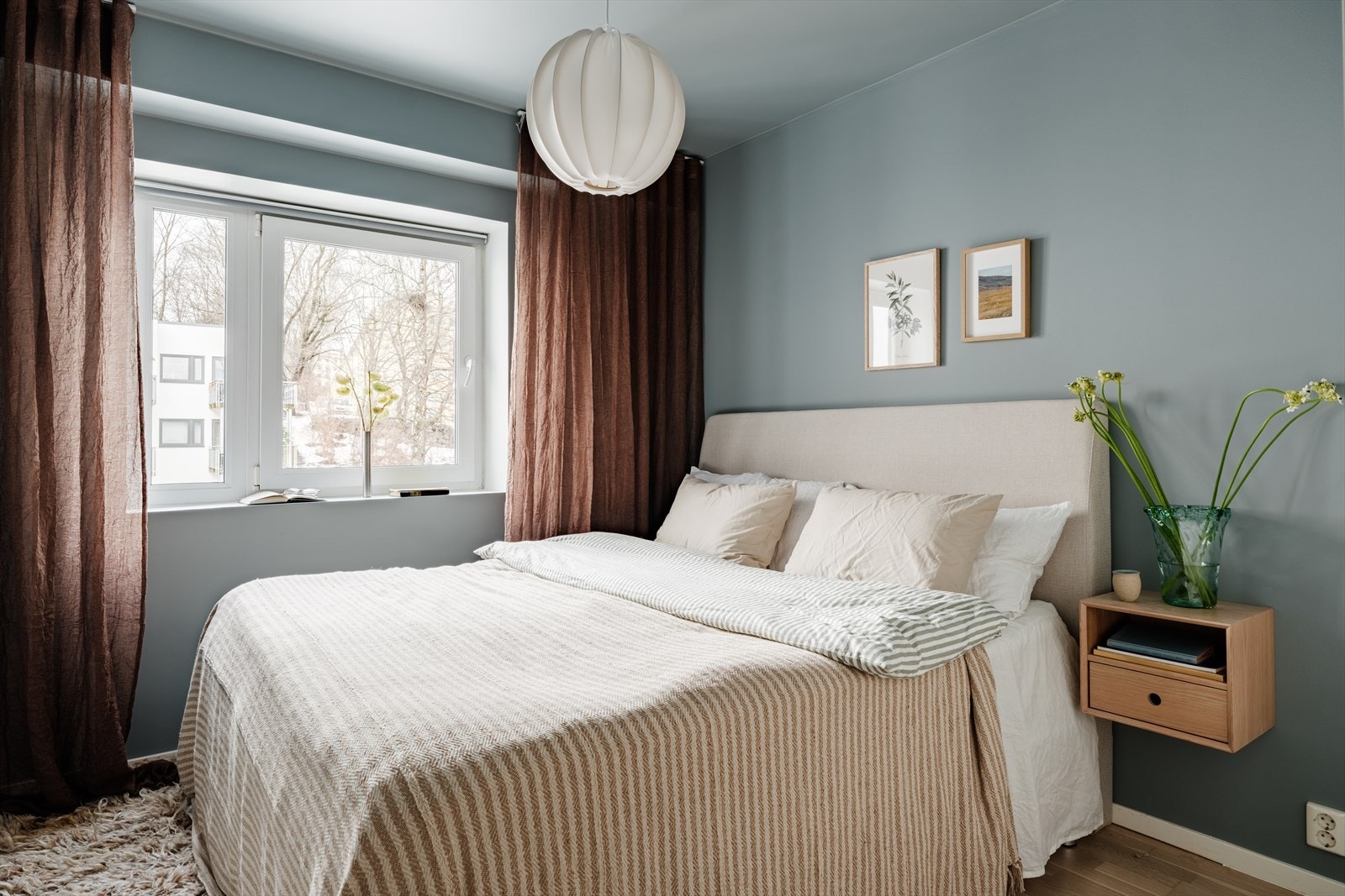 Store vindusflater med dype vinduskarmer. Galleribilde